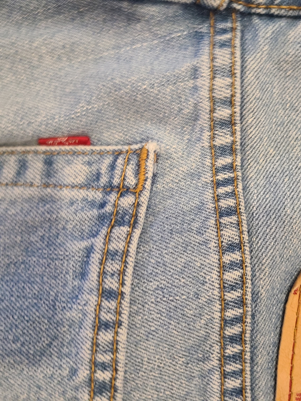 Vintage Levi's 560 Comfort Fit light-wash denim jeans - size W30 L34 - Picture 6 of 7